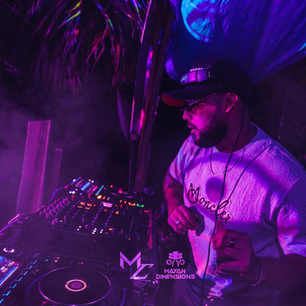 DJ Magnuz at the Decks